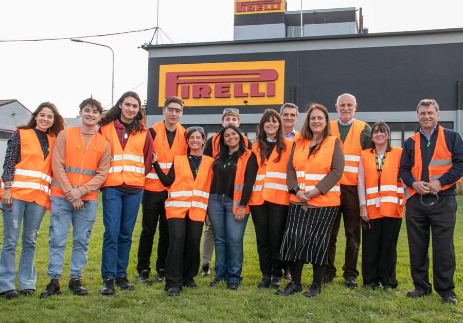 Grupo visita a Pirelli