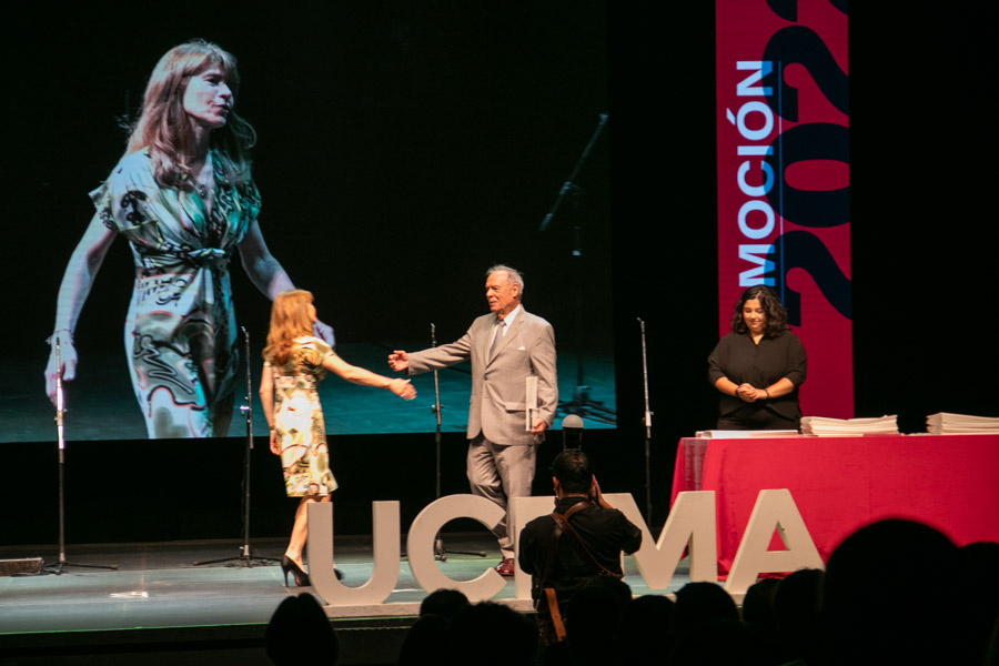 Silvia Vietri recibe de Roque Fernández la distinción